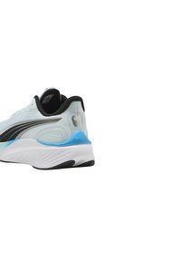 Baskets de sport bleu clair avec des accents noirs, tige texturée et semelle intermédiaire blanche. Présente un logo de marque bien en vue et un talon rembourré.