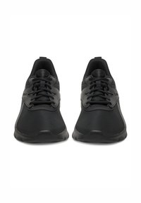 Mustad mustandjalatsid, millel on võrgust pealmine osa, tekstuuriga pind ja lame kummist talla. Sidemeteks on mustad nöörid, millel on külgedel peened aktsendid.