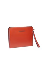 Bolso clutch de cuero naranja con una textura suave, cierre de cremallera y una correa de muñeca desmontable, con un logo plateado en el frente.