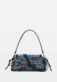 Dunkelblaues Stofftasche mit grafischem Text und Mustern, ausgestattet mit einem abnehmbaren schwarzen Riemen und geschnürten Seitendetails. Die Form ist rechteckig und kompakt.