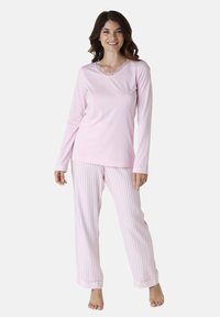 Maglietta a maniche lunghe rosa con dettagli in pizzo e pantaloni del pigiama a righe in rosa pastello e bianco. Tessuto morbido e vestibilità rilassata. Senza scarpe.