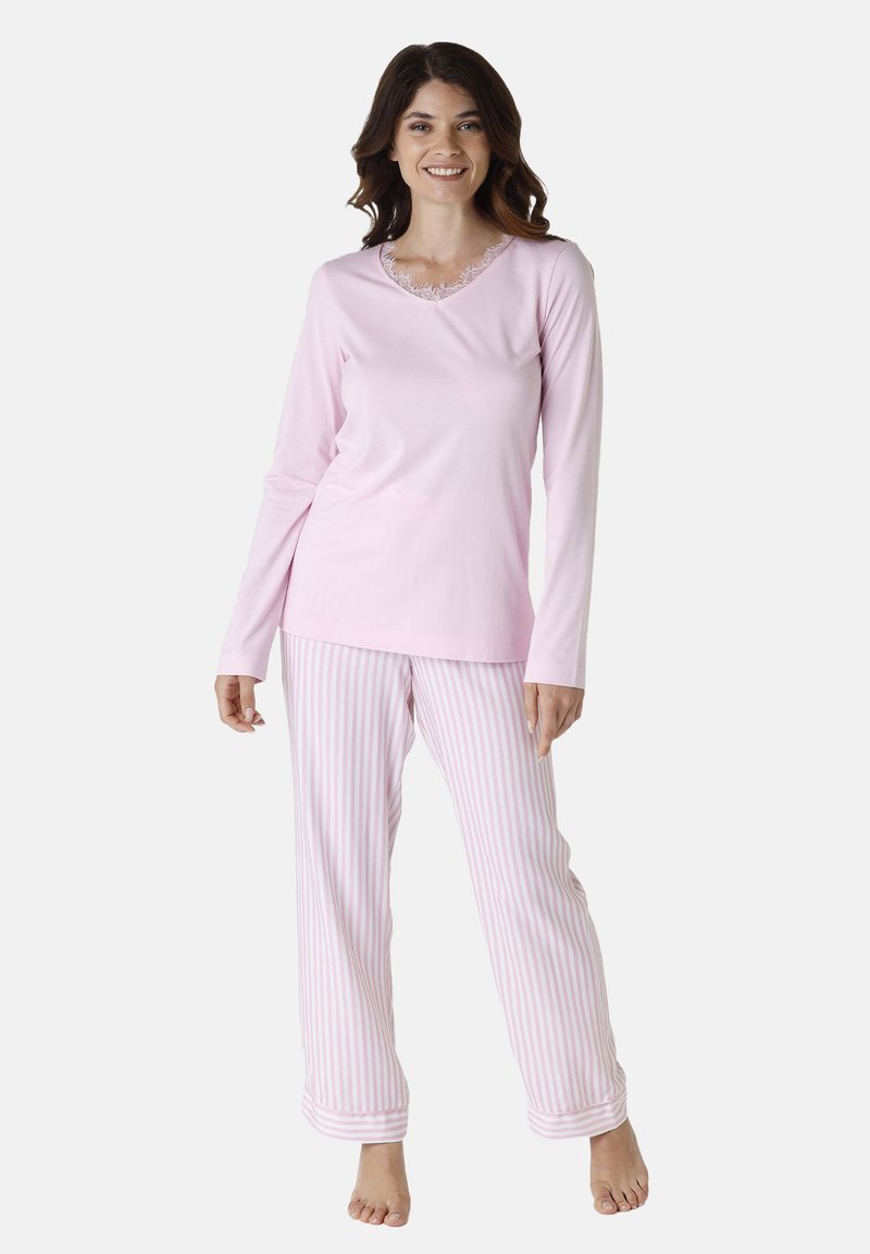 Maglietta a maniche lunghe rosa con dettagli in pizzo e pantaloni del pigiama a righe in rosa pastello e bianco. Tessuto morbido e vestibilità rilassata. Senza scarpe.