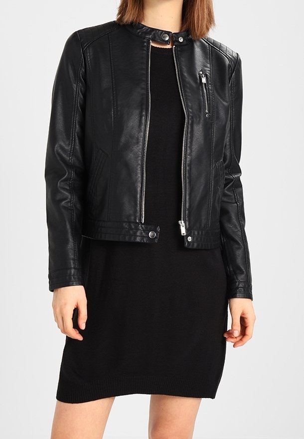 Veste en cuir noir avec un col haut, fermeture éclair à l'avant et poches sur les côtés. Présente des coutures diagonales et un design court près du corps.