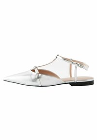 Metallisk silverfärgad platt slingback-sko med spetsig tå, transparenta sidokutningar och justerbart vristband. Svart sula.