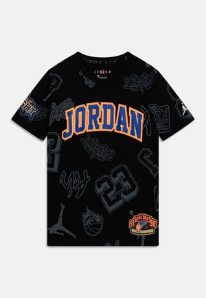 Maglietta nera a maniche corte con la scritta "JORDAN" in grandi lettere blu e arancioni, grafiche di basket, numero 23 e toppa "World Champions".