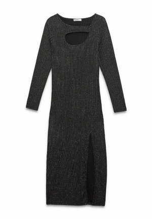 Vestido negro de punto acanalado con mangas largas, escote redondeado con un corte, abertura lateral y una textura brillante en toda la prenda.