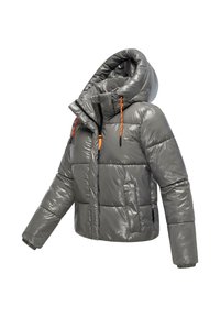 Chaqueta acolchada gris con un acabado brillante, capucha de gran tamaño, detalles en naranja, cierre frontal con cremallera y puños elásticos. Presenta un diseño corto y bolsillos laterales.