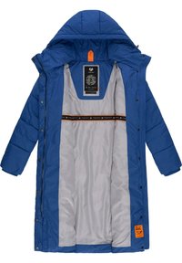 Zils pūkains mētelis ar kapuci, ar pelēku oderi, priekšējo rāvējslēdzēju, spiedpogas un oranžu akcents birku. Siltināts ar gludu tekstūru.