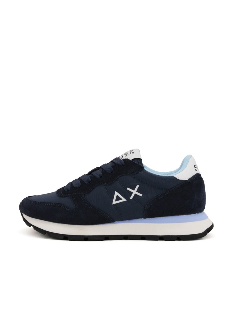 Marineblauwe sneakers van suede en stof, met een witte en lichtblauwe zool, veters en logo-details aan de zijkant.