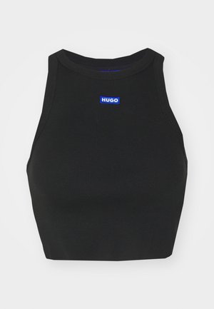 Schwarzes, geripptes Crop Top mit hohem Ausschnitt, das auf der Vorderseite mit einem blauen "HUGO"-Logo versehen ist. Der Stoff ist strukturiert und figurbetont.