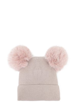 Berretto a maglia di colore beige chiaro con orlo largo ripiegato e due grandi pompon in pelliccia sintetica rosa morbida sulla parte superiore.