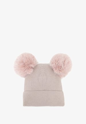 Berretto a maglia di colore beige chiaro con orlo largo ripiegato e due grandi pompon in pelliccia sintetica rosa morbida sulla parte superiore.