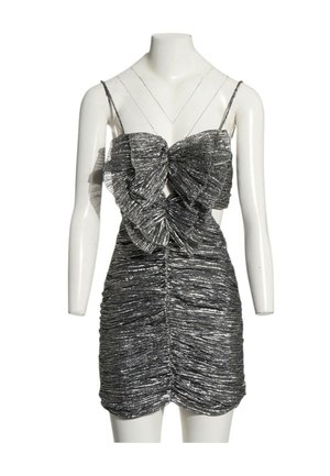 Vestido mini metálico plateado fruncido con tirantes finos y un gran lazo con volantes en el delantero, exhibido en un maniquí blanco.