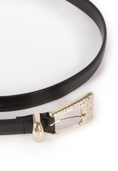 Cinturón de cuero negro con hebilla dorada brillante, con un diseño rectangular adornado con pequeños cristales y un acabado liso.