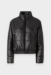 Czarna, krótka puchowa kurtka z wysokim kołnierzem, zapinana na zamek z przodu, z elastycznym dołem i bocznymi kieszeniami. Błyszcząca, pikowana faktura.