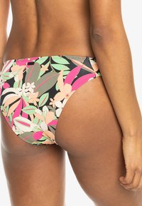 Blommig bikiniunderdel med en blandning av rosa, grönt och kräm på en svart bakgrund, med mjukt tyg och låg midja.