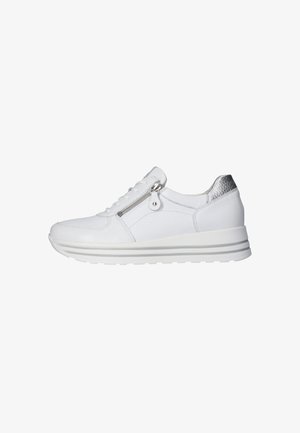 Weißer Ledersneaker mit silbernem Fersendetail, seitlichem Reißverschluss, Schnürsenkeln und dicker weißer Sohle mit dezenten Rillen.