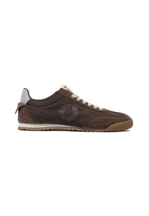 Sidevisning af en brun casual sneaker med lysebeige snørebånd, en tekstureret sål og et rundt logo på siden.