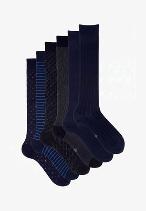 Sechs Paar knielange Herrensocken in Blau- und Schwarztönen mit Streifen, Punkten und geometrischen Mustern.