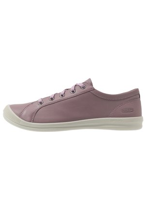 Niskie mauve sneakersy z zapięciem na sznurowadła, białą gumową podeszwą i subtelnym logo po boku.