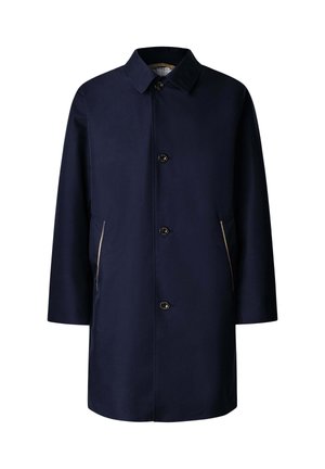 Cappotto blu navy lungo fino al ginocchio con colletto classico, quattro bottoni neri sul davanti e due tasche laterali con bordatura beige.