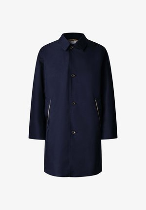 Cappotto blu navy lungo fino al ginocchio con colletto classico, quattro bottoni neri sul davanti e due tasche laterali con bordatura beige.