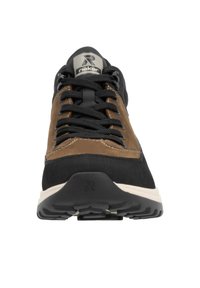 Zapatillas deportivas negras y marrones con parte superior de tejido texturizado, ojales reforzados para los cordones, lengüeta acolchada y diseño de suela resistente.