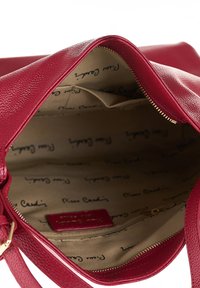 Rode leren handtas met een gestructureerde buitenkant. De open bovenkant onthult een beige interieur met een ritszak en een gedrukt logopatroon op de voering.