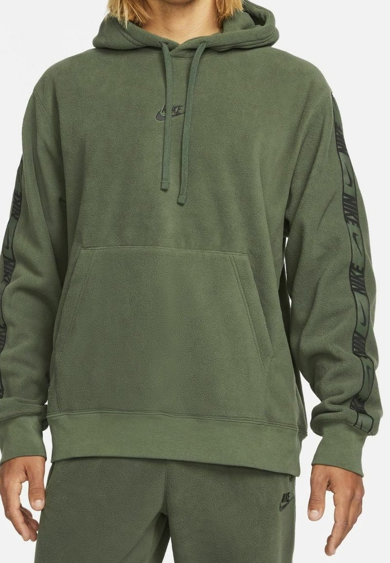 Olivgrüner Fleece-Hoodie mit verstellbarem Kordelzug, Fronttasche und schwarzem Nike-Logo. Mit schwarzen Seitenelementen und wiederholtem Logo-Print.