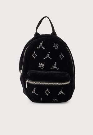 Sac à dos en velours noir orné de motifs en strass argentés, avec une poignée supérieure et une poche avant zippée, présenté sur un fond uni.