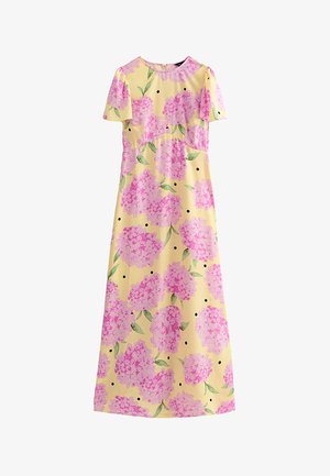 Vestido maxi amarillo de manga corta con estampado de hortensias rosas y hojas verdes, con cuello redondo y cintura ajustada.