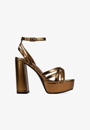 Metallic braune Plateausandalen mit einem Riemendesign, breitem Blockabsatz und verstellbarem Knöchelriemen. Glatte Textur und glänzende Oberfläche.