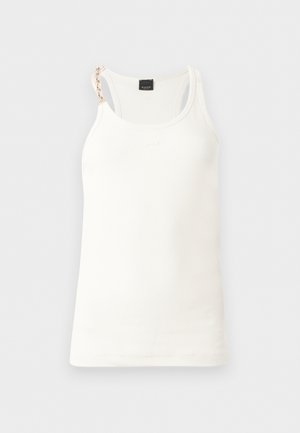 Débardeur blanc côtelé avec une bretelle chaîne dorée sur l'épaule gauche et un petit logo brodé sous l'encolure.