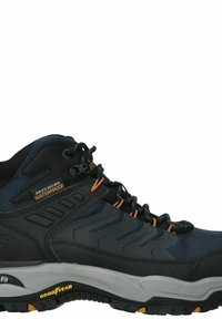 Schwarzer und blauer wasserdichter Wanderschuh mit strukturiertem Obermaterial, orangefarbigen Akzenten und einer grauen Laufsohle mit Goodyear-Logo und einem robusten Profil.