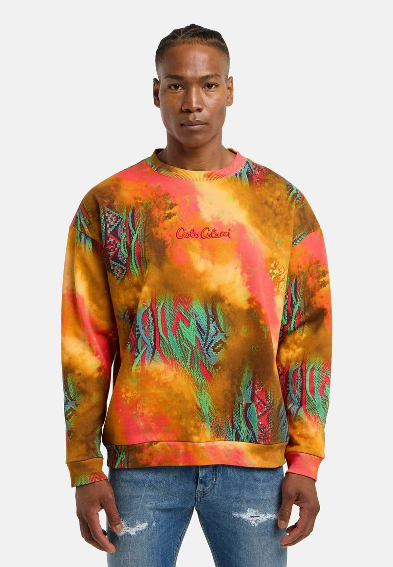 Multikleuren sweatshirt met abstracte patronen in oranje, geel, groen en roze, voorzien van een geribbelde kraag en manchetten. Het logo van "Cale Colucci" is zichtbaar.