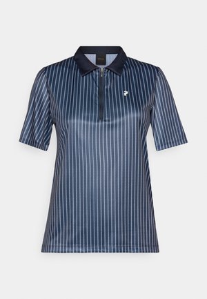 Marineblauwe polo met korte mouwen, verticale witte strepen, een ritssluiting bij de kraag en een klein logo op de borst. Soepel, lichtgewicht materiaal.