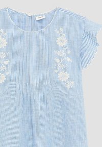 Blau-weißer gestreifter Kleid mit kurzen Ärmeln, gewellten Kanten, gestickten Blumenmotiven und zwei vorderen Taschen. Knopfverschluss am Ausschnitt.