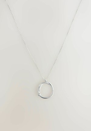 Colier din argint cu un pandantiv circular, având un design neted și răsucit, cu mici pietre clare încorporate de-a lungul unei margini.