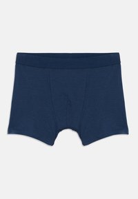 Μπλε ναυτικό βαμβακερό μποξεράκι με μαλακή ελαστική μέση, εφαρμοστή γραμμή και κεντρική ραφή για δομή. Ομαλή υφή χωρίς σχέδια.