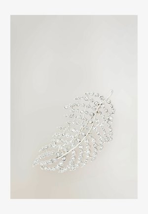 Silberner, blattförmiger Brosche geschmückt mit klaren Kristallen, mit aufwendigen Details und einer glatten, glänzenden Oberfläche.