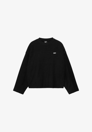 Czarna bluza z długim rękawem i okrągłym dekoltem, z małym białym logo "Swag" na górnej lewej piersi, prosty fason, luźne dopasowanie.