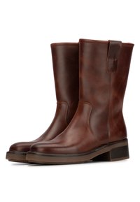 Botas de cuero marrón hasta la rodilla con una textura lisa, un brillo sutil, tirador lateral y un tacón bajo cuadrado para mayor estabilidad.