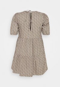 Brązowa sukienka w kwiaty z tiered designem, krótkimi bufkami i zawiązywaniem na szyi. Wzór składa się z małych białych i różowych kwiatków.