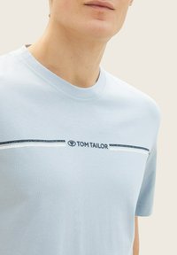 TOM TAILOR CREW NECK - Triko s potiskem - foggy blue