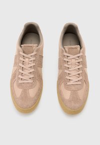 Sneaker rosa chiaro caratterizzati da un mix di materiale scamosciato e mesh, punta arrotondata, suola intermedia testurizzata e lacci piatti.