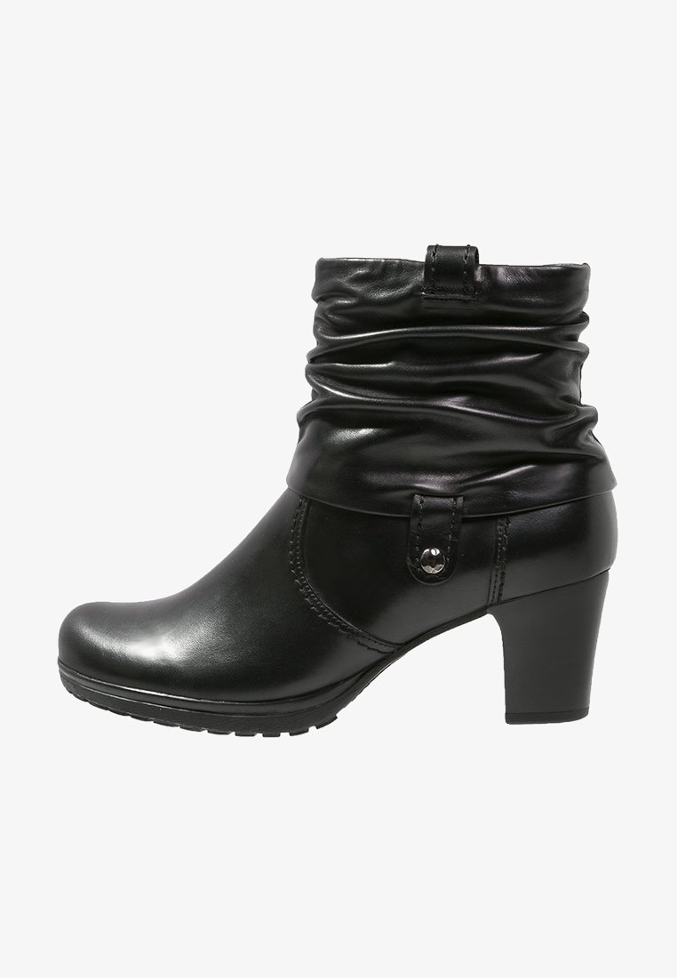 Botte mi-mollet en cuir noir avec tige ample, détail de sangle et clous, bout arrondi, et talon bloc.