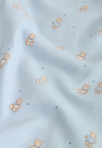 Lyseblåt stof med et gentagende mønster af små beige bamser, nogle iført blå og hvide striber, med spredte stjerner.