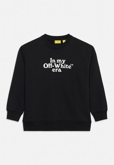 Черна блуза с дълъг ръкав и бял текст "In my Off-White era" отпред, с релефни маншети и подгъв, с яка тип „обикновена“.