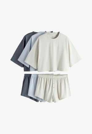 Drei Sets gemütlicher Freizeitkleidung mit kurzärmeligen, kurz geschnittenen Oberteilen und Shorts mit elastischem Bund in den Farben Creme, Hellblau und Dunkelgrau.