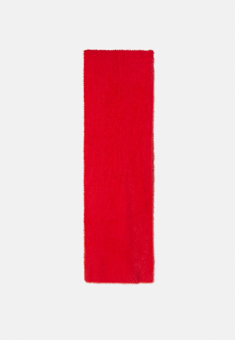 Cachecol vermelho feito de um tecido suave e felpudo, com forma retangular, apresentando bordas limpas e uma superfície despojada.